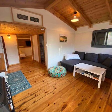 Bit Cabin Near The Airport Kfar Daniel Esterno foto